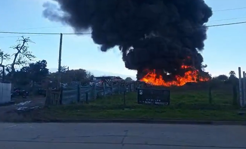 Voraz incendio en Yerba Buena: una camioneta quedó destruida y bomberos trabajaron para controlar las llamas