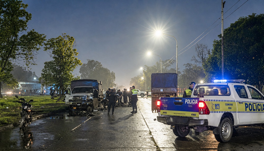 Tragedia en la Circunvalación: una policía y su padre, que iban en moto, murieron en un choque con un camión